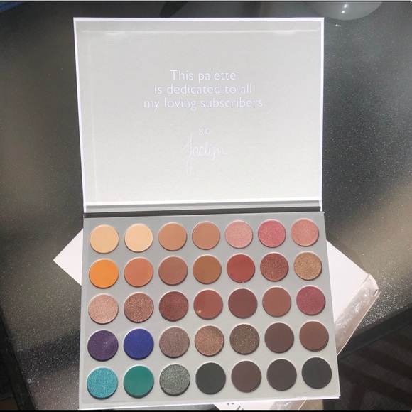 The Jaclyn Hill pallette - Picture 2 of 3